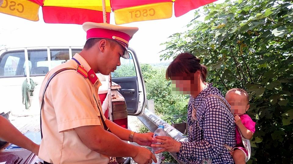 Người phụ nữ địu con bỏ trốn khỏi chồng hờ Trung Quốc - 2
Mẹ con chị C. được các chiến sĩ Đội CSGT số 5 giúp đỡ, tìm xe khách đưa về nhà.