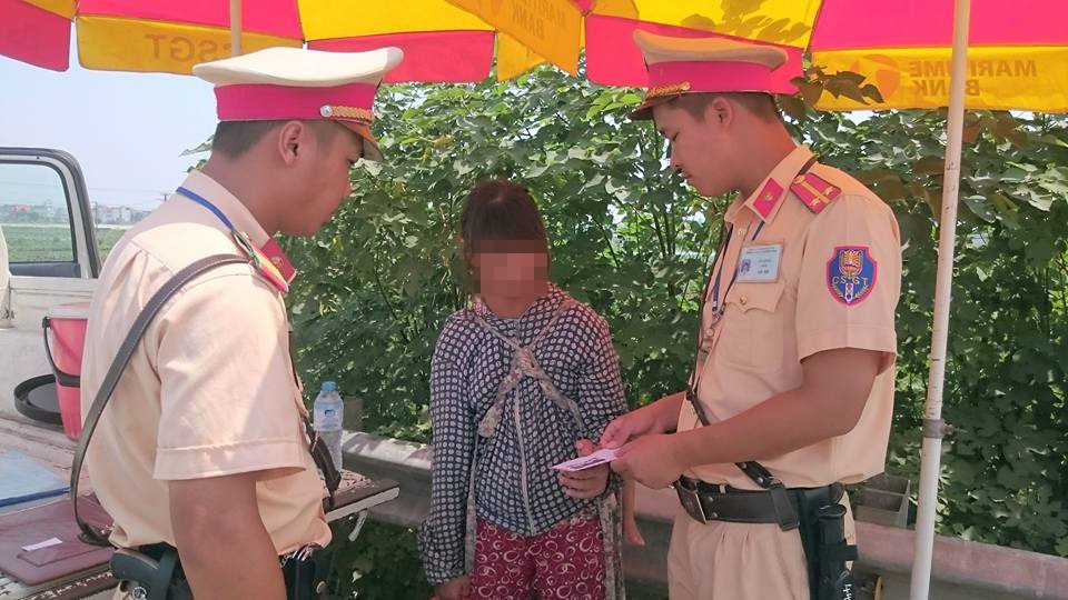 Người phụ nữ địu con bỏ trốn khỏi chồng hờ Trung Quốc - 1 Người phụ nữ địu con bỏ trốn khỏi chồng hờ Trung Quốc - 1
