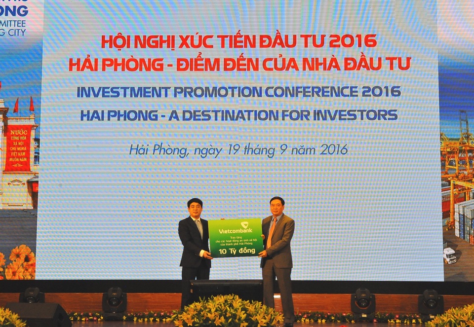 Vietcombank cam kết dành 15 nghìn tỷ đồng cho hoạt động đầu tư tại Hải Phòng - 3
Ông Nghiêm Xuân Thành - Chủ tịch Hội đồng quản trị Vietcombank (bên trái) trao biển tượng trưng số tiền 10 tỷ đồng của Vietcombank tài trợ cho các hoạt động an sinh xã hội của TP Hải Phòng