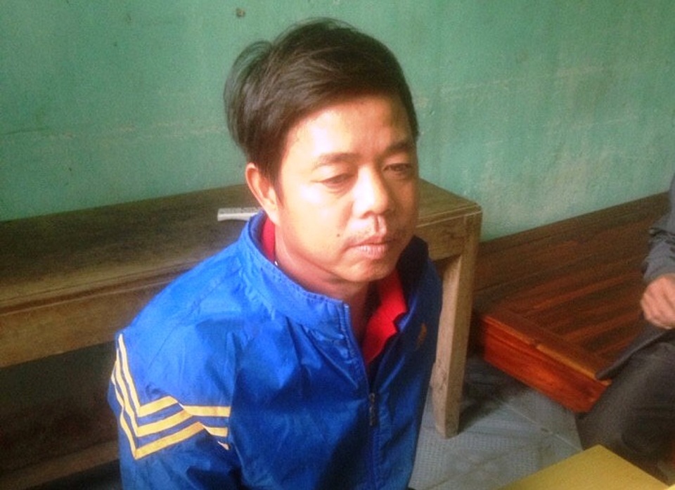 
Người đàn ông bị bắt quả tang đổ chất thải lỏng xuống biển.
