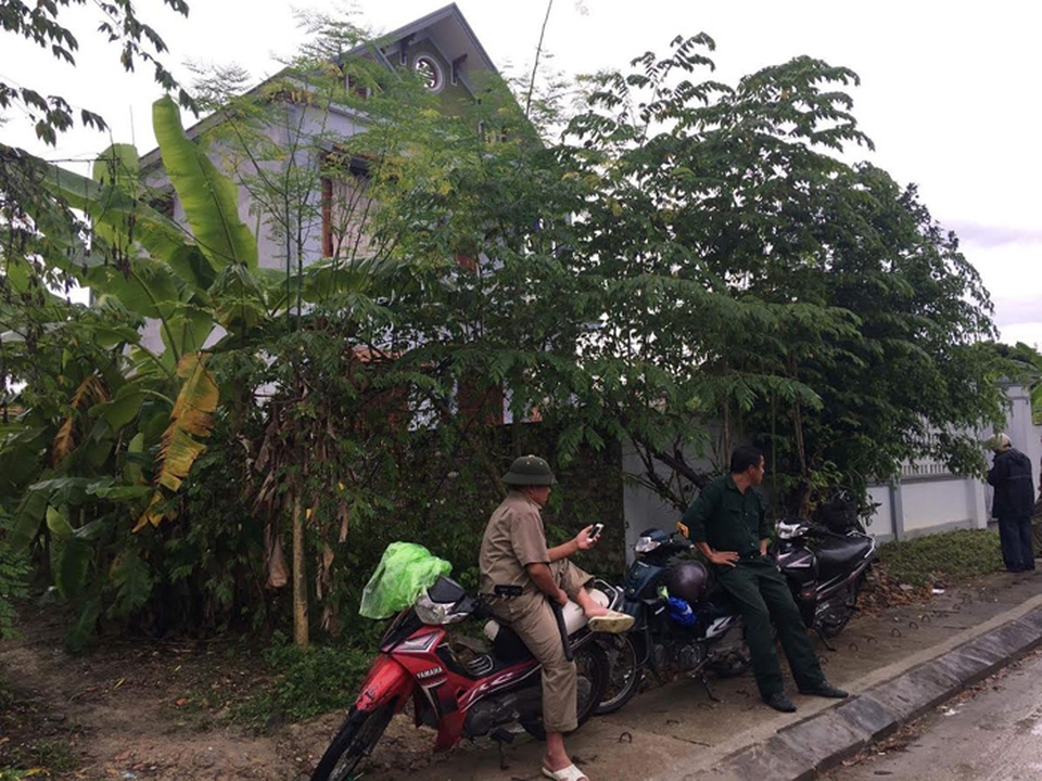Cuộc truy lùng nghi phạm sát hại 4 bà cháu qua lời kể trinh sát - 1
Ngôi nhà quá rộng nên công tác mở rộng hiện trường, tìm kiếm dấu vết gặp khó khăn