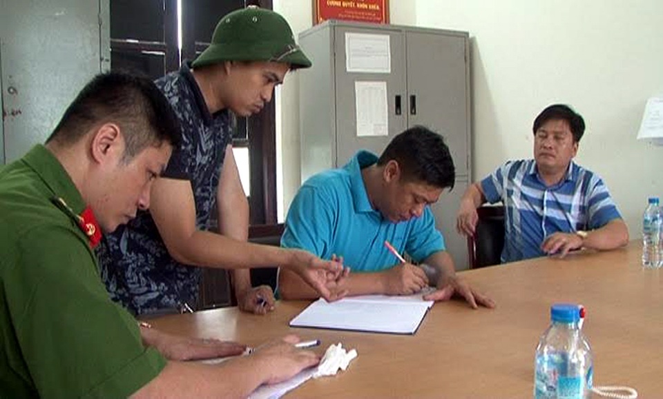 Cuộc truy lùng nghi phạm sát hại 4 bà cháu qua lời kể trinh sát - 3
Các điều tra viên ghi lời khai ban đầu (ảnh công an cung cấp)