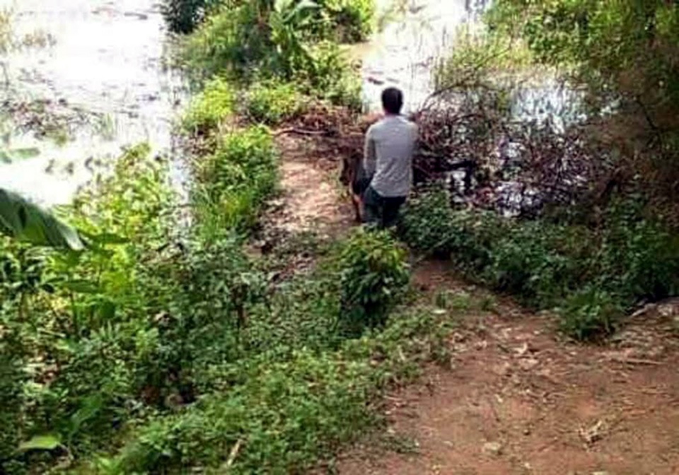 Vụ thảm sát 4 bà cháu: Những đêm trắng truy lùng kẻ thủ ác - 1
Chó nghiệp vụ đã được đưa đến bờ sông Uông, nơi Dũng đã lẩn trốn để truy tìm