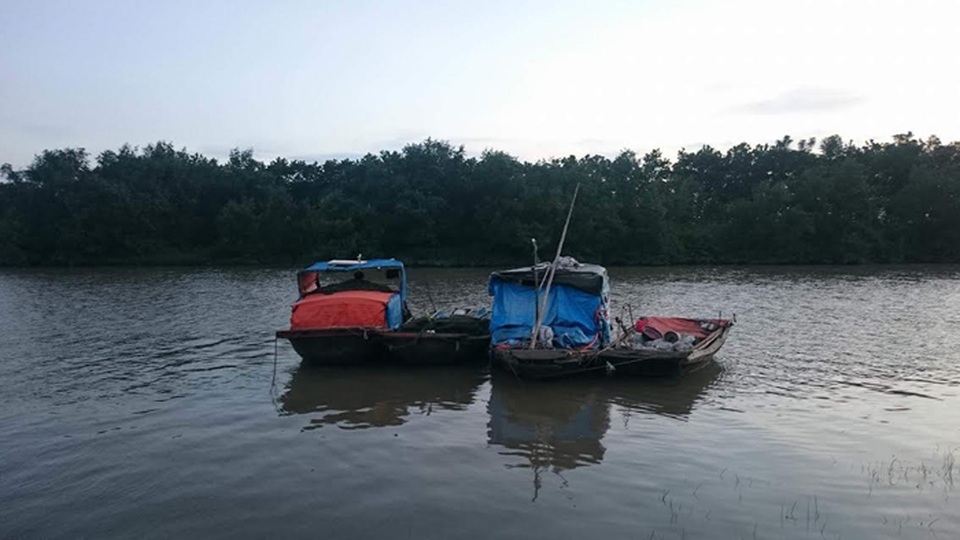 Vụ thảm sát 4 bà cháu: Những đêm trắng truy lùng kẻ thủ ác - 2
Khúc sông nơi Dũng đào tẩu để qua địa phận Hải Phòng