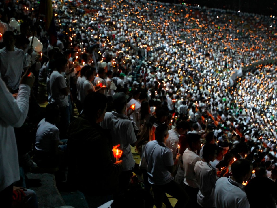 Thế giới năm 2016 qua ảnh (2) - 8 Những cổ động viên hâm mộ đội bóng Brazil Chapecoense đã cùng nhau thắp nến tưởng niệm các cầu thủ thiệt mạng trong vụ tai nạn máy bay xảy ra vào tối 28/11 khi đội bóng đang trên đường tới tham dự vòng chung kết giải bóng đá Nam Mỹ Copa Sudamericana ở Colombia. 76 người đã thiệt mạng trong thảm kịch hàng không kinh hoàng này. (Ảnh: Reuters)