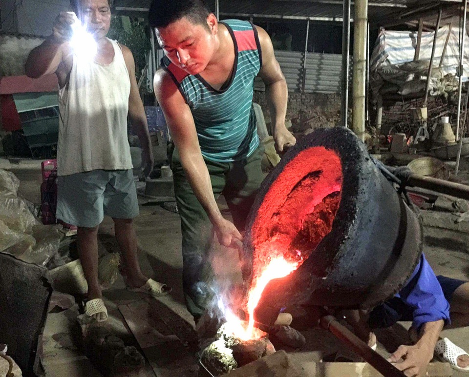 Một ngày ở làng nghề đúc tượng đồng “Hưng Đạo Đại Vương” - 6
Rót đồng nóng chảy vào khuôn