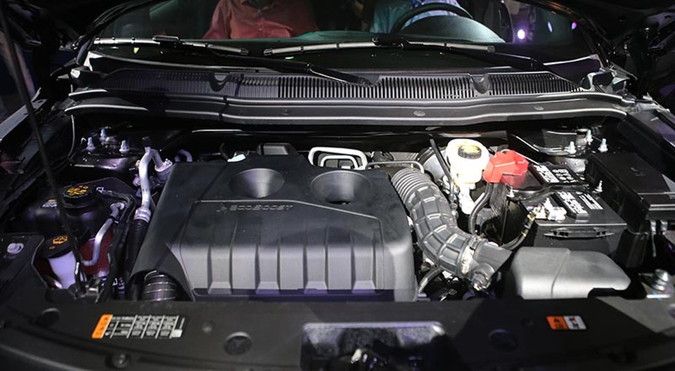 Khám phá SUV nhập khẩu từ Mỹ Ford Explorer 2017 - 3
Trái tim của Explorer 2017 là động cơ Ecobost 2.3L kết hợp với hộp số tự động 6 cấp Select Shift tích hợp lẫy chuyển số trên vô lăng, cho công suất 273 mã lực tại 5.500 vòng/phút và mô-men xoắn 420 Nm tại 3.000 vòng/phút.