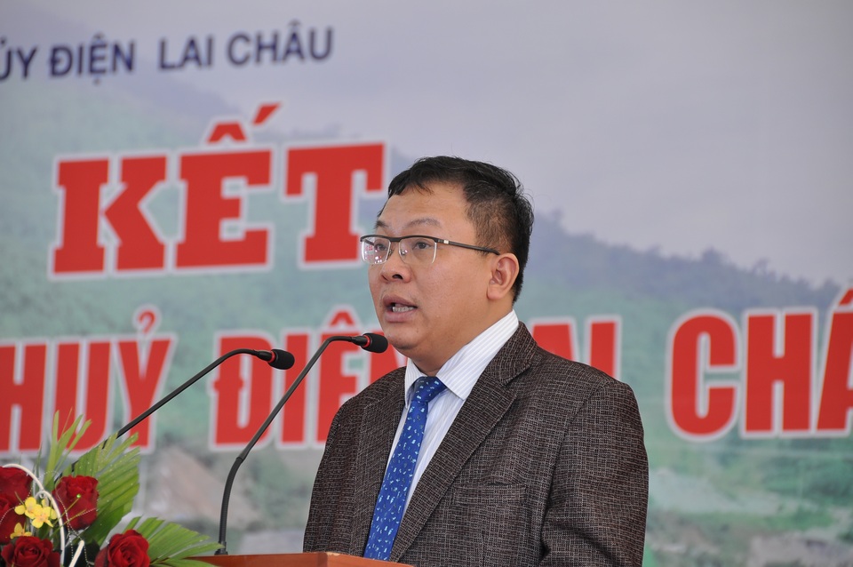 Thủy điện Lai Châu: Tổng kết phong trào thi đua liên kết. - 3
Ông Phạm Hồng Phương – Giám đốc Ban quản lý dự án thủy điện Sơn La – Lai Châu báo cáo phong trào thi đua liên kết xây dựng Nhà máy thủy điện Lai Châu