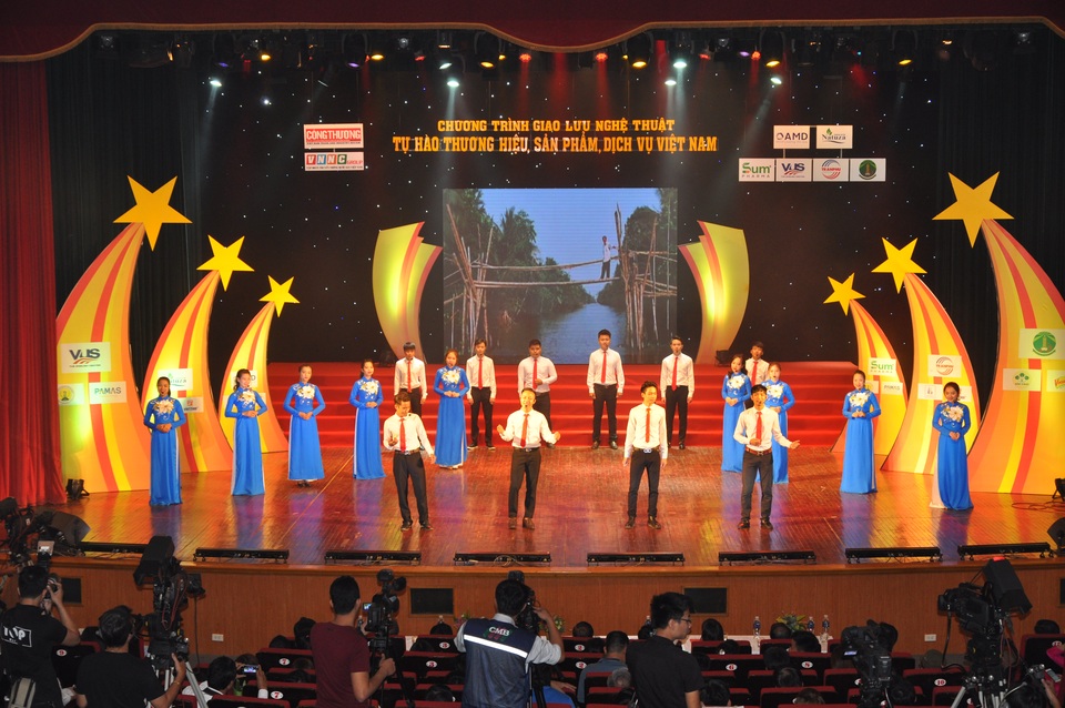 Nước uống đóng chai Natuza của Việt Nam được vinh danh top 100 thương hiệu nổi tiếng - 2 Nước uống đóng chai Natuza của Việt Nam được vinh danh top 100 thương hiệu nổi tiếng - 2