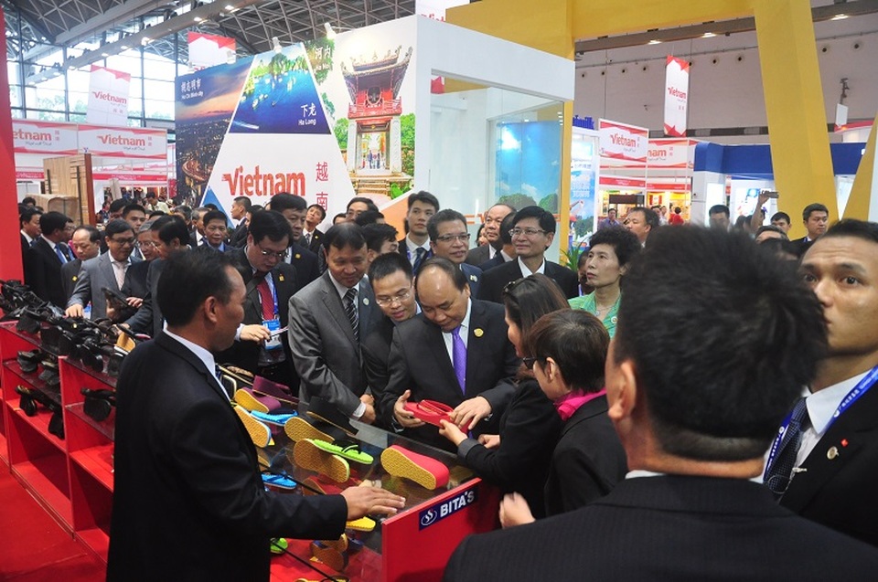 Thủ tướng muốn hàng Việt mở rộng thị trường vào Trung Quốc, ASEAN - 1
Thủ tướng tới gian hàng của doanh nghiệp Việt Nam