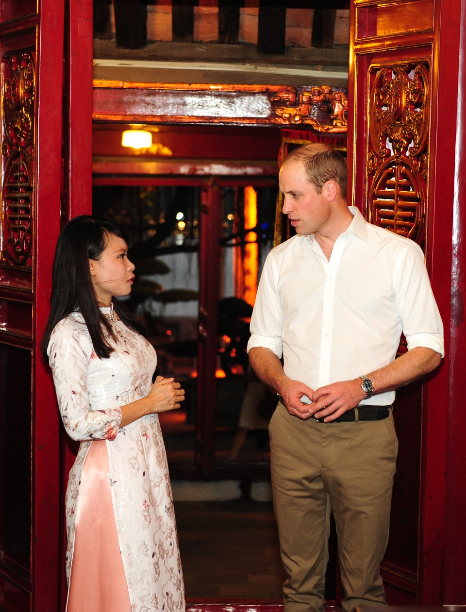 Hoàng tử William thăm đền Ngọc Sơn - 4
Hoàng tử William đang có chuyến thăm Việt Nam kéo dài 2 ngày, từ 16-17/11. Trong chuyến công du này, Hoàng tử sẽ tham dự một hội nghị quốc tế về chống buôn bán trái phép động vật hoang dã. (Ảnh: ĐSQ Anh tại Việt Nam)