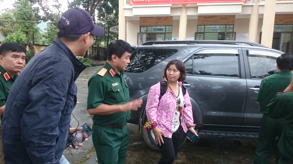 Phát hiện đuôi máy bay rơi, xác định danh tính 3 người bị nạn - 7
Thượng Tướng Võ Văn Tuấn (giữa) trực tiếp chủ trì cuộc họp, lên phương án tìm kiếm máy bay gặp nạn.