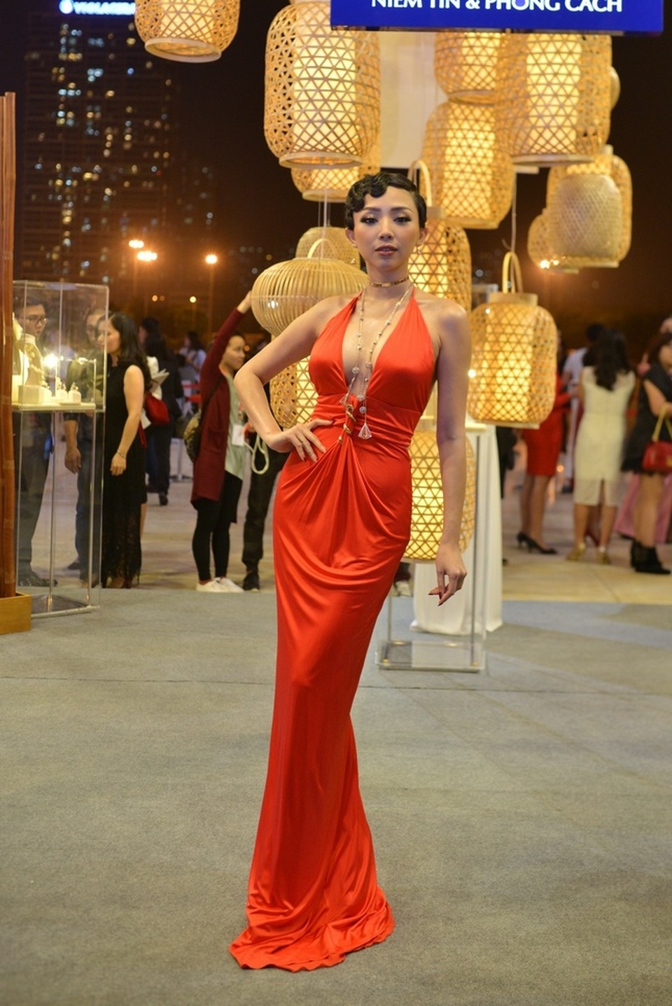 
Tóc Tiên nổi bật với vóc dáng như người mẫu
