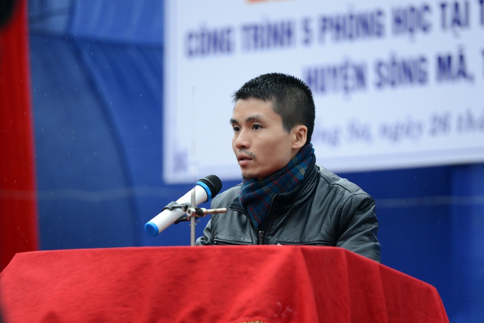 
Phó Tổng Biên tập báo Dân trí Phạm Tuấn Anh chúc mừng các thầy cô và học sinh của trường Chiềng Sơ từ nay sẽ có những phòng học khang trang, sạch đẹp để thi đua dạy tốt, học tốt
