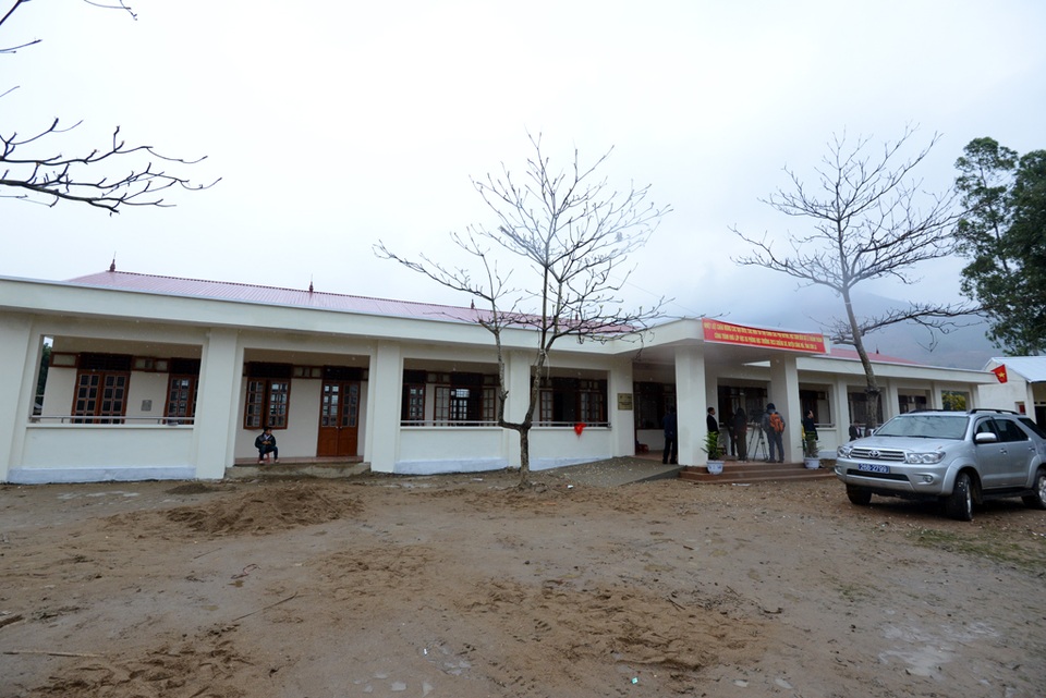 
Toàn cảnh công trình 5 phòng học Dân trí tại Chiềng Sơ. Một số hạng mục như sân trường, nhà vệ sinh sẽ tiếp tục được huyện Sông Mã đầu tư xây dựng cho trường Chiềng Sơ trong thời gian tới
