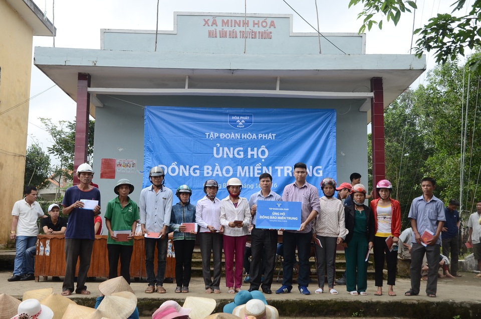 Hòa Phát tặng quà cho đồng bào lũ lụt Quảng Bình - 3
Đoàn tình nguyện đã đến từng xã trao quà cứu trợ