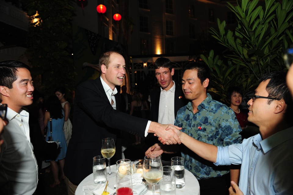 Hoàng tử Anh William gặp gỡ 50 người Việt trẻ - 3
Hoàng tử William bắt tay một vị khách trong buổi tiệc. Đại sứ Anh tại Việt Nam Giles Lever đứng bên phải Hoàng tử. (Ảnh: Đại sứ quán Anh tại Việt Nam)