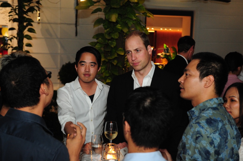 Hoàng tử Anh William gặp gỡ 50 người Việt trẻ - 4
Hoàng tử đã trao đổi với các khác mời về những đóng góp của họ đối với xã hội Việt Nam. (Ảnh: Đại sứ quán Anh tại Việt Nam)