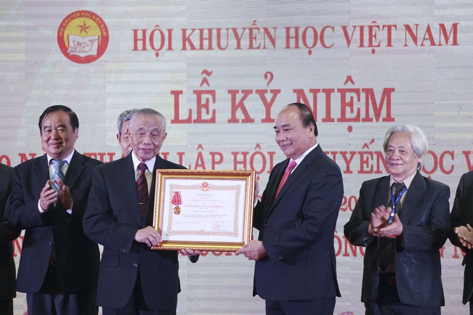 Thủ tướng: Tạo mọi thuận lợi cho Hội Khuyến học Việt Nam làm tốt hơn nữa - 3
Ghi nhận đóng góp của Hội Khuyến học đối với xã hội nói chung và công tác khuyến học - khuyến tài nói riêng, Thủ tướng Chính phủ Nguyễn Xuân Phúc đã trao tặng Huân chương Lao động hạng Nhất cho đại diện Hội Khuyến học Việt Nam tại buổi lễ Kỷ niệm 20 năm thành lập Hội diễn ra tại Hà Nội, tối ngày 21/9.