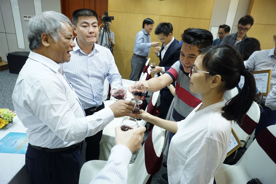 BTC Giải thưởng Nhân tài Đất Việt: "Các bạn phải lan tỏa ra toàn cầu!" - 10
Các thí sinh cùng giao lưu với nhau và BGK về chặng đường đã qua.