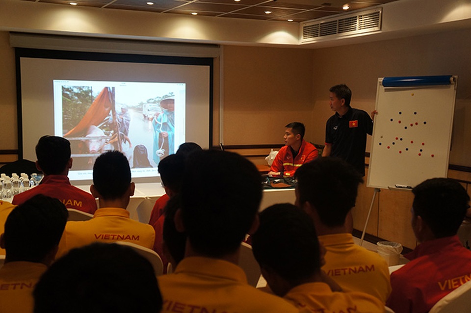 Cầu thủ U19 Việt Nam lặng người với hình ảnh lũ lụt miền Trung - 1
Cầu thủ U19 Việt Nam lặng người với hình ảnh lũ lụt miền Trung