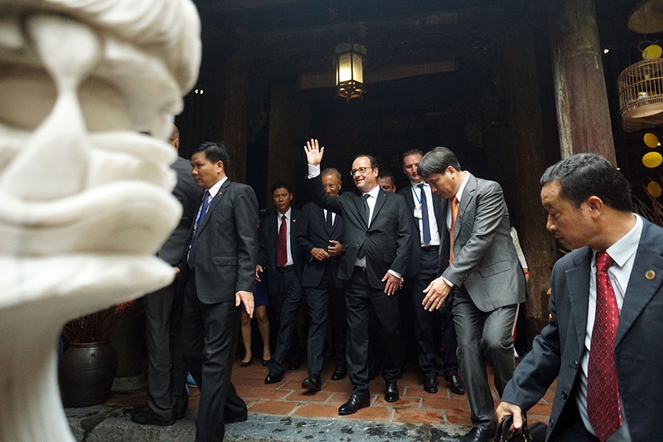 Biểu cảm thú vị của Tổng thống Pháp khi khám phá phố cổ Hà Nội - 11
Tổng thống Francois Hollande thăm Đình Kim Ngân trên phố Hàng Bạc.