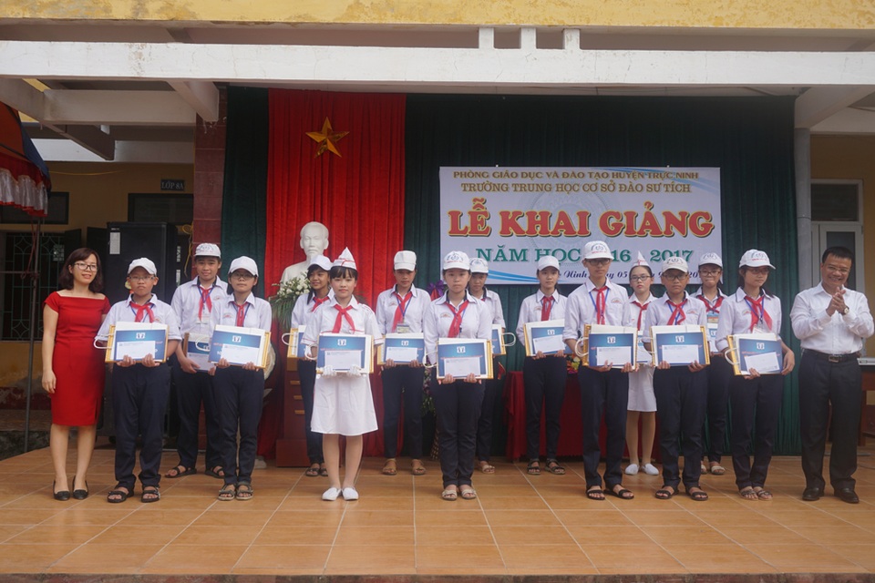 80 học sinh nghèo học giỏi nhận học bổng “ĐỒNG HÀNH - HOCMAI” - 1 Các em học sinh Trường THCS Đào Sư Tích nhận học bổng “Đồng hành - Học mãi”.