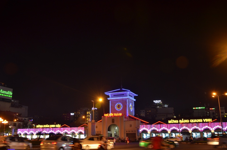Hàng nghìn người đổ về phố đi bộ Nguyễn Huệ chào đón năm mới 2017 - 4 Chợ Bến Thành rực rỡ bởi ánh đèn nghệ thuật