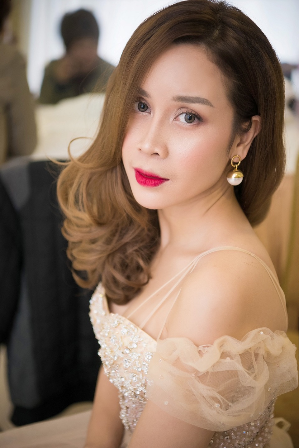 Cận cảnh nhan sắc sau phẫu thuật thẩm mỹ của Lưu Hương Giang - 2 Lưu Hương Giang mang đến vẻ dịu dàng, mỏng manh khi xuất hiện với chiếc váy tông màu da.