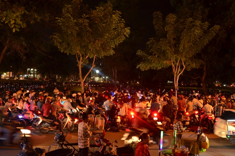 Hàng nghìn người đổ về phố đi bộ Nguyễn Huệ chào đón năm mới 2017 - 9 Xếp hàng dài để chờ vào gửi xe