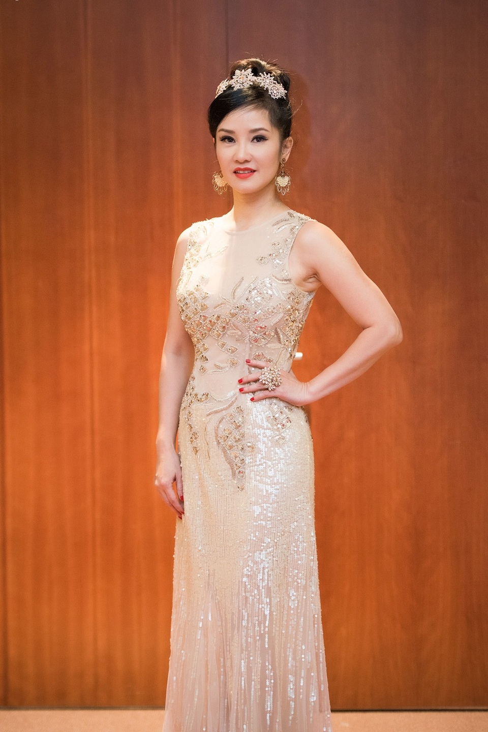 Vợ chồng Dương Thùy Linh ngọt ngào sau 7 năm chung sống - 11 Diva Hồng Nhung cũng xuất hiện với vẻ tươi trẻ bất chấp tuổi tác.
