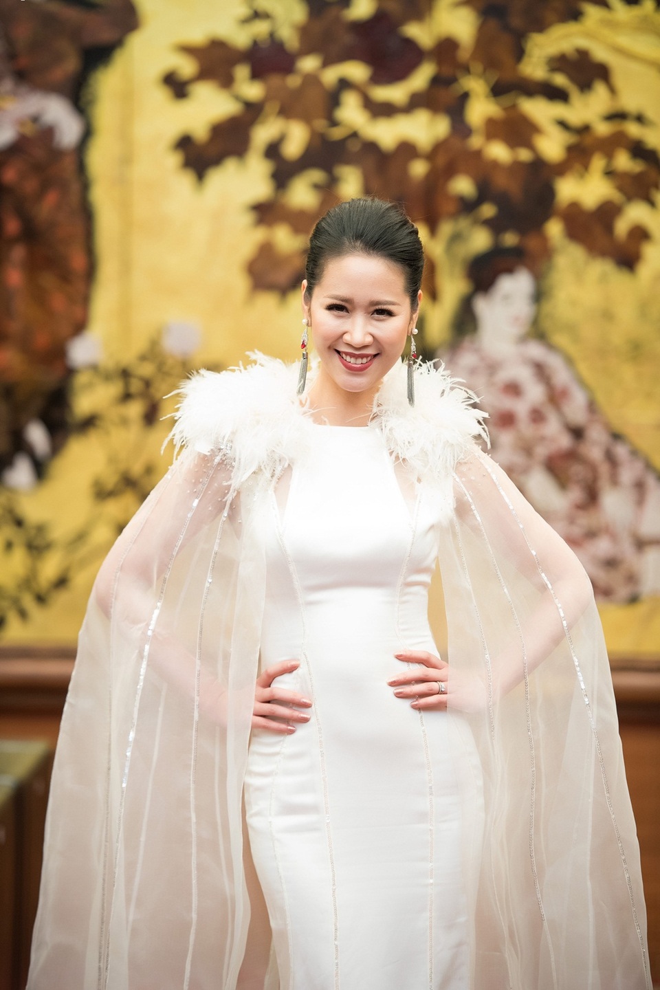 Vợ chồng Dương Thùy Linh ngọt ngào sau 7 năm chung sống - 3 Dương Thùy Linh diện hai mẫu váy dạ hội quyến rũ.