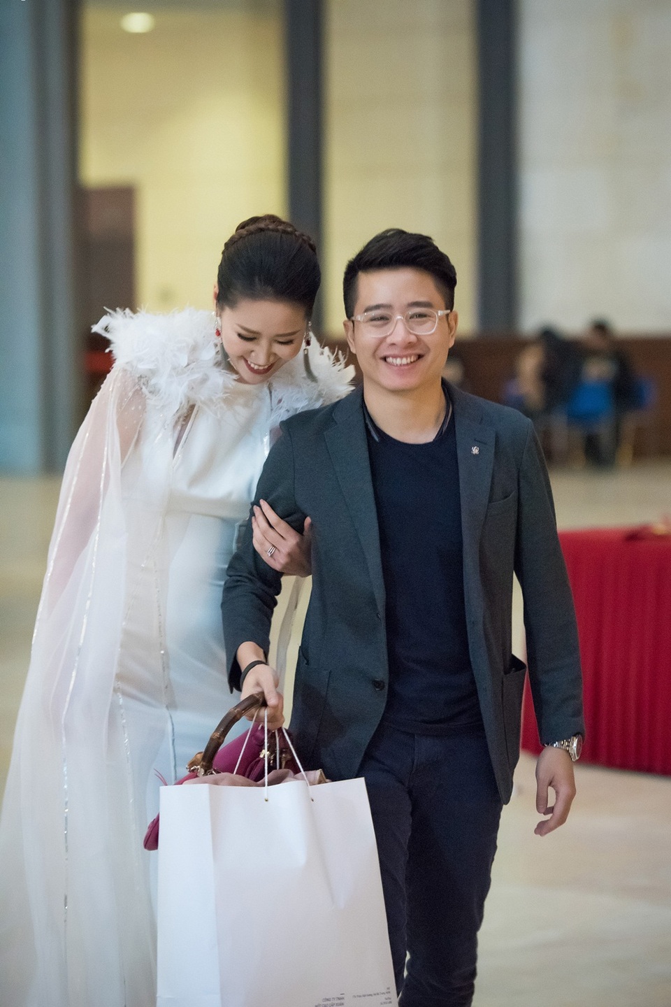 Vợ chồng Dương Thùy Linh ngọt ngào sau 7 năm chung sống - 1 Hai vợ chồng Á hậu Dương Thùy Linh vẫn mặn nồng như thưở ban đầu.