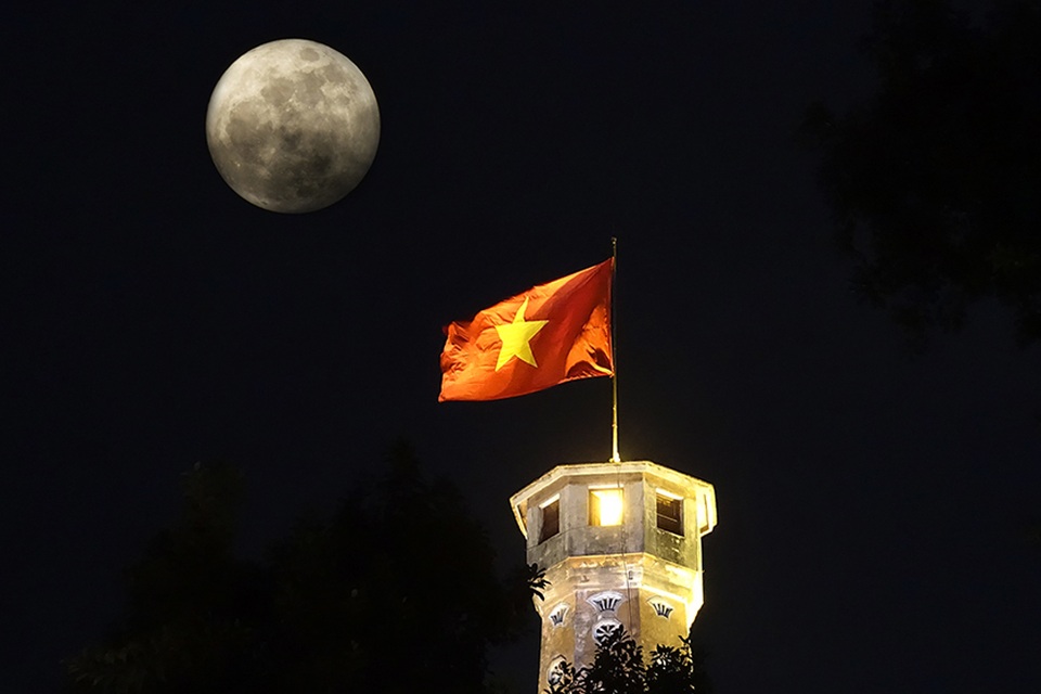 "Siêu trăng thế kỷ" trên bầu trời Hà Nội - 5
Trăng treo trên cột cờ Hà Nội lúc 20h. Siêu trăng là hiện tượng trăng ở vị trí rất gần trái đất so với cả quỹ đạo, vào đúng thời điểm trăng tròn.
