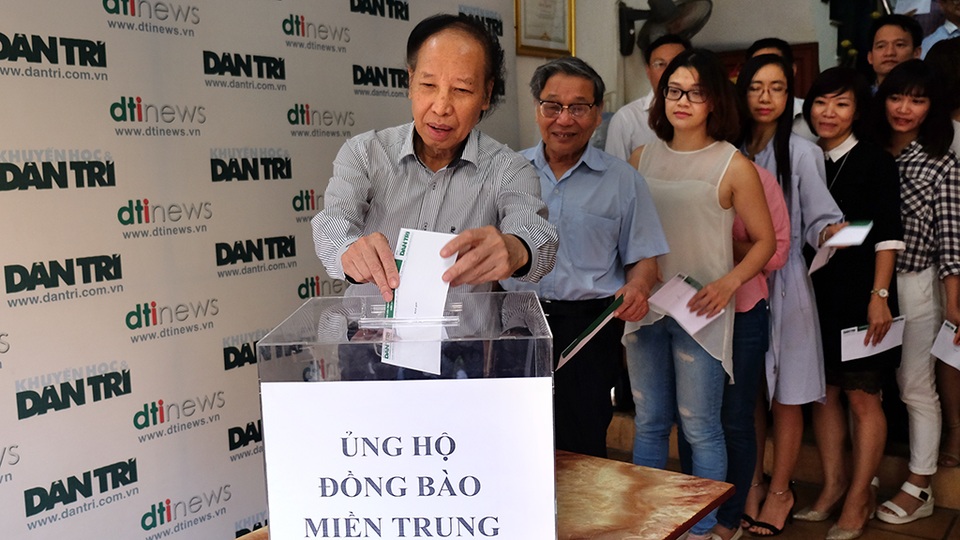 Cùng Dân trí chung tay giúp đỡ đồng bào miền Trung bị lũ lụt - 1
Tổng Biên tập báo Dân trí Phạm Huy Hoàn, Phó TBT báo Dân trí Nguyễn Lương Phán cùng các cán bộ, nhân viên tham gia ủng hộ đồng bào miền Trung bị lũ lụt tại tòa soạn báo chiều 18/10