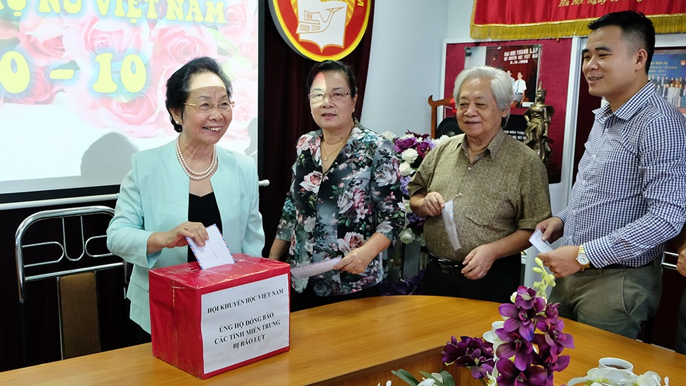 Hội Khuyến học Việt Nam phát động ủng hộ đồng bào miền Trung bị lũ lụt - 2
Chủ tịch Hội Khuyến học Việt Nam Nguyễn Thị Doan phát động cán bộ ủng hộ đồng bào miền Trung bị lũ lụt