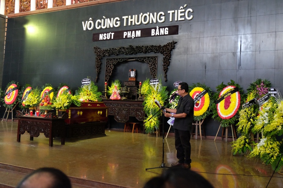 Nghệ sĩ trào nước mắt tiễn biệt NSƯT Phạm Bằng - 1 Nghệ sĩ trào nước mắt tiễn biệt NSƯT Phạm Bằng - 1