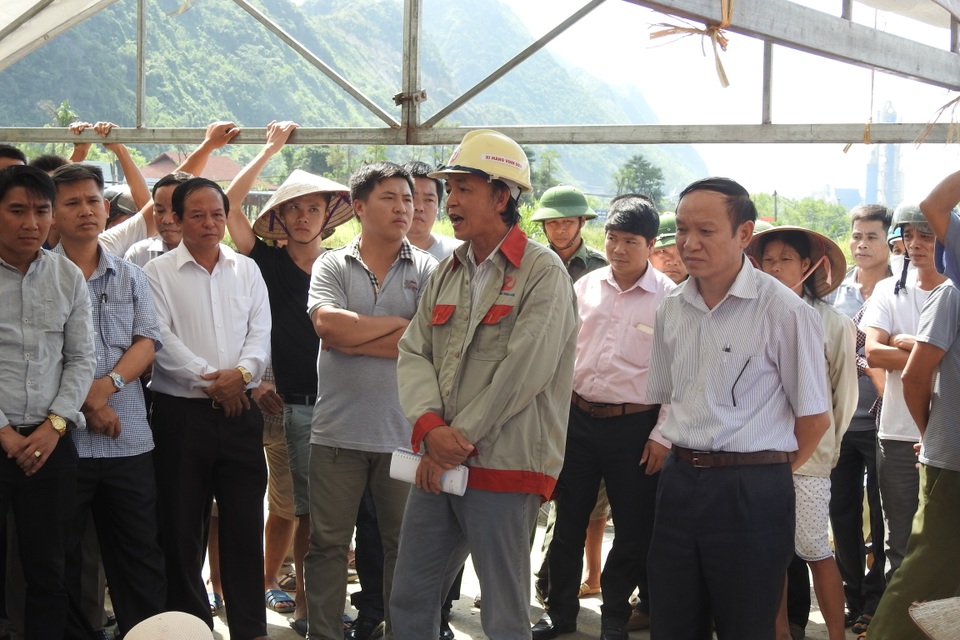 Vụ dân "vây" công ty xi măng: Tổng giám đốc nhận lỗi với dân - 1
Ông Đỗ Trường (người đội mũ bảo hộ) cam kết nếu tiếp tục xả thải bụi gây ô nhiễm sẽ đền bù ngay 100 triệu đồng.