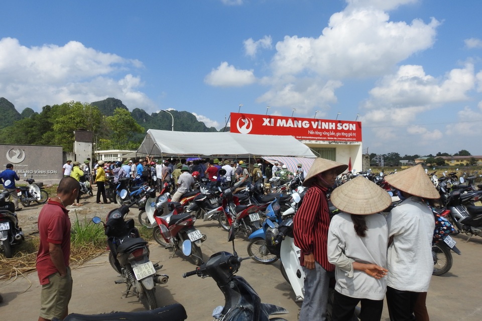 Vụ dân "vây" công ty xi măng: Tổng giám đốc nhận lỗi với dân - 3
Sau buổi đối thoại, người dân đã giải tán trở về.