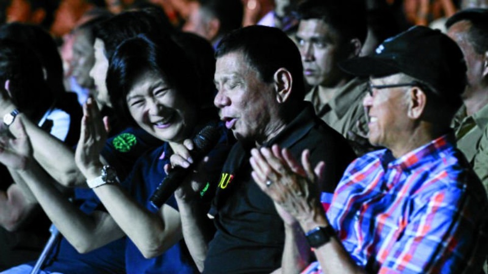 
Tổng thống Philippines Rodrigo Duterte hát tại lễ trao giải. (Ảnh: Inquirer)
