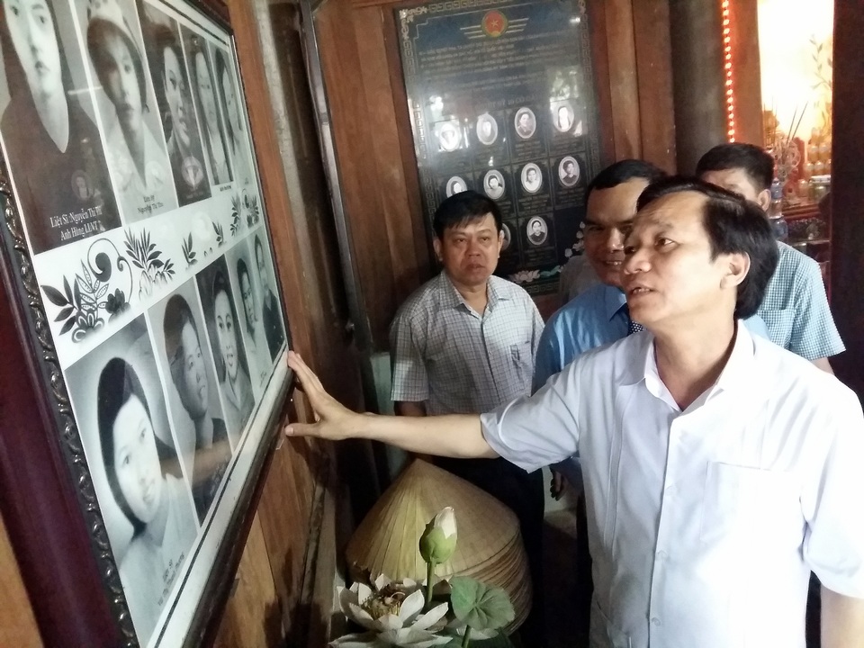 Bộ trưởng Đào Ngọc Dung: “Giải quyết dứt điểm 1.342 người có công chưa được hưởng chính sách” - 1
Bộ trưởng Đào Ngọc Dung tới thắp hương tại Đền thờ 10 liệt nữ dân quân xã Lam Hạ (Phủ Lý, Hà Nam).