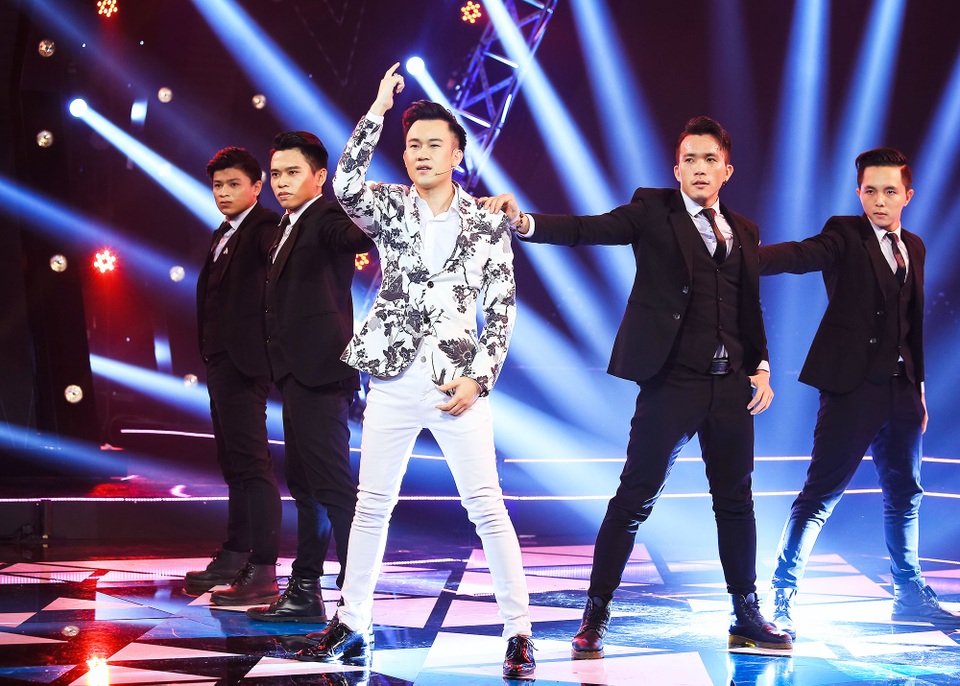 
Dương Triệu Vũ hòa cùng không khí sôi động của đêm nhạc
