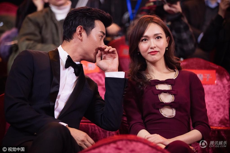 
Tối 26/12, Đường Yên và La Tấn tới tham dự chương trình đặc biệt của đài truyền hình Anhui. Cặp đôi nắm tay nhau sánh đôi trên thảm đỏ và ngồi cạnh nhau trong suốt chương trình.
