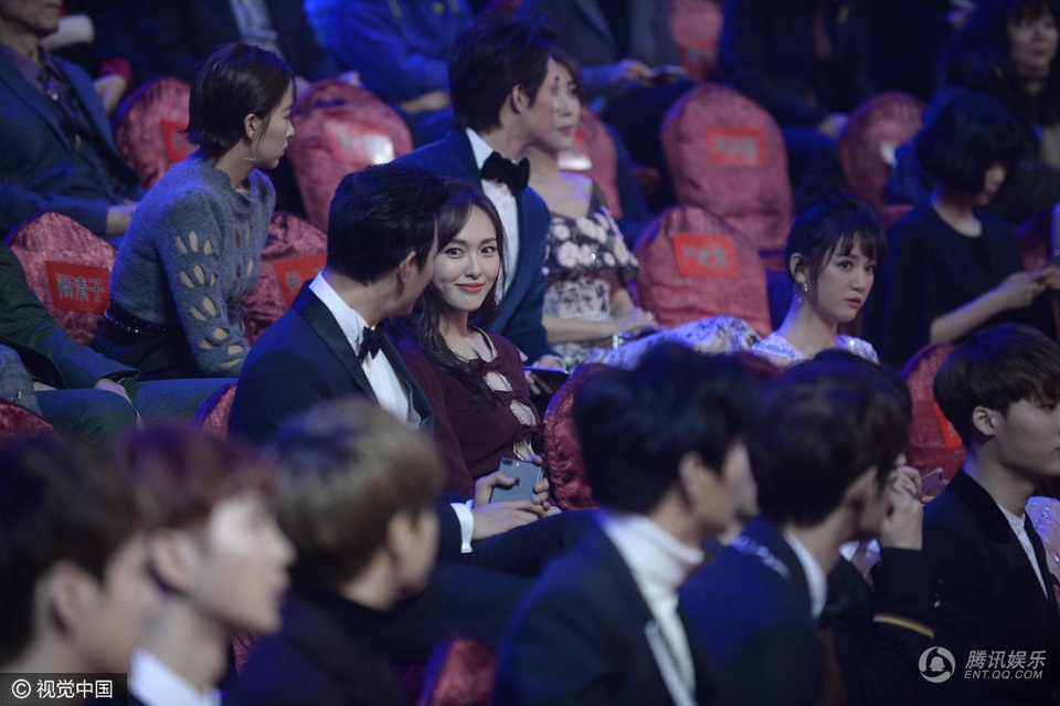 
So với bạn gái, La Tấn không nổi tiếng bằng nhưng anh không cảm thấy đó là áp lực. Anh hạnh phúc khi chứng kiến cô ngày một thành công và chiếm được cảm tình của khán giả. Đường Yên hiện là một trong những ngọc nữ của màn ảnh nhỏ Hoa ngữ.
