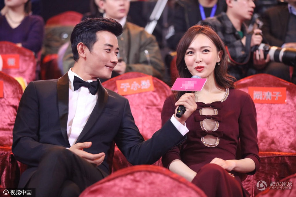 Đường Yên được bạn trai xỏ giày ngay trên sân khấu - 9