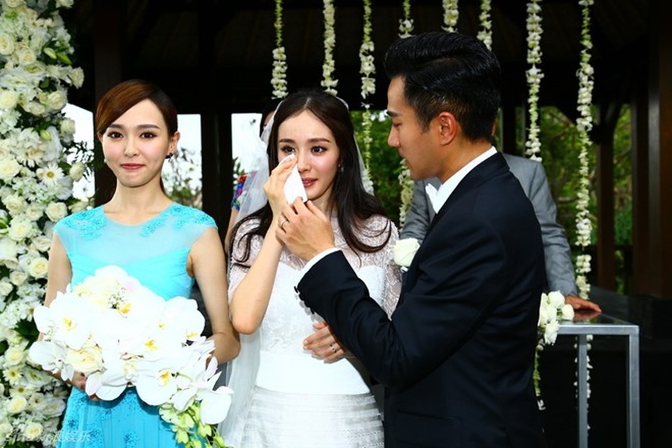 Dương Mịch bình thản đối diện với scandal ngoại tình của chồng - 2
Dương Mịch rơi lệ trong ngày tổ chức đám cưới với Lưu Khải Uy năm 2014.