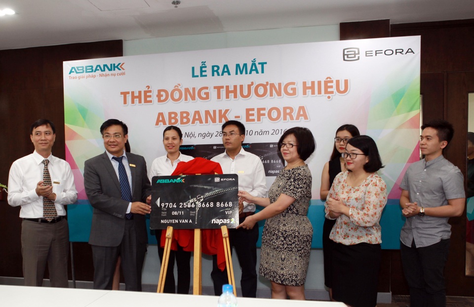 ABBANK ra mắt thẻ đồng thương hiệu ABBANK - EFORA - 1
Ông Bùi Trung Kiên – Phó TGĐ ABBANK và bà Lê Diệu Loan – Tổng Giám đốc Công ty CP Thương mại Á Âu ra mắt thẻ đồng thương hiệu