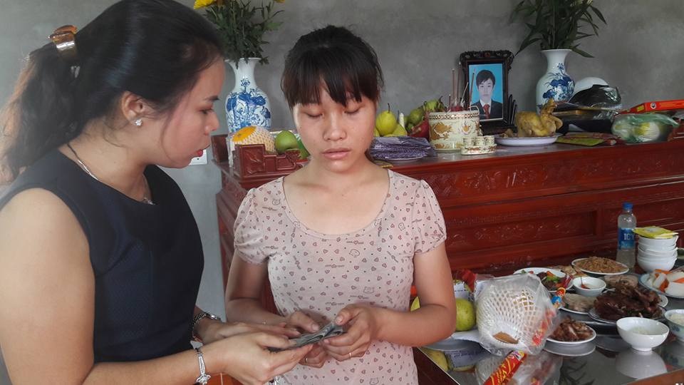 
Đại diện Hội cha mẹ Nhân ái trao 30 triệu đồng giúp đỡ 3 mẹ con em Giang để vượt qua hoàn cảnh khó khăn
