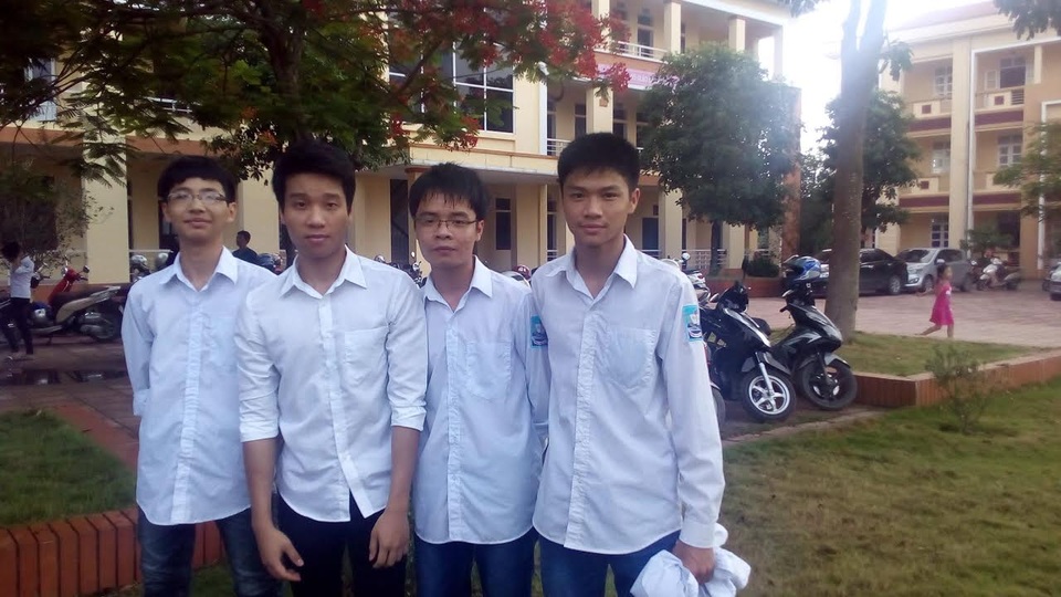Trở thành thủ khoa nhờ mặt tốt của internet - 1
Em Nguyễn Mạnh Tuấn, thứ hai từ phải sang trái.