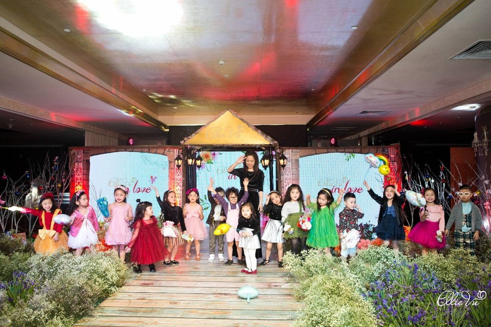 Hồng Quê, Tâm Tít, Bảo Trâm Idol hội ngộ trong ELLIE VU IN LOVE Fashion show - 4 Ngắm nhìn những cô bé, cậu bé hồn nhiên sải bước tự tin trên sân khấu của EllieVu in Love tựa như những thiên thần hạnh phúc khiến cho nhiều quan khách tham dự sự kiện đều nở trên môi những nụ cười thư thái và an nhiên
